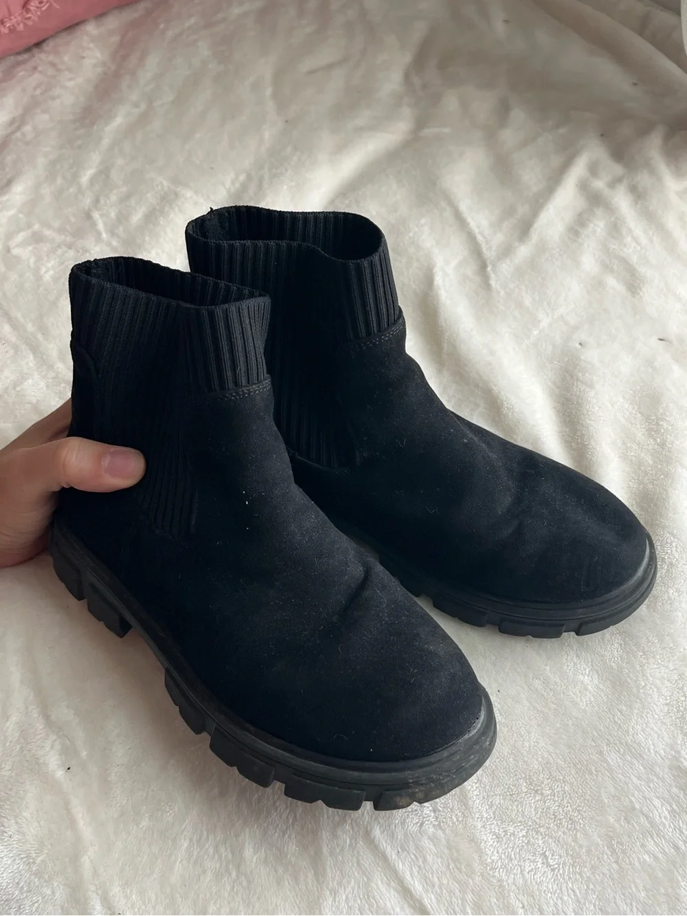 Kids Black Chelsea Boot with Ribbed Ankle